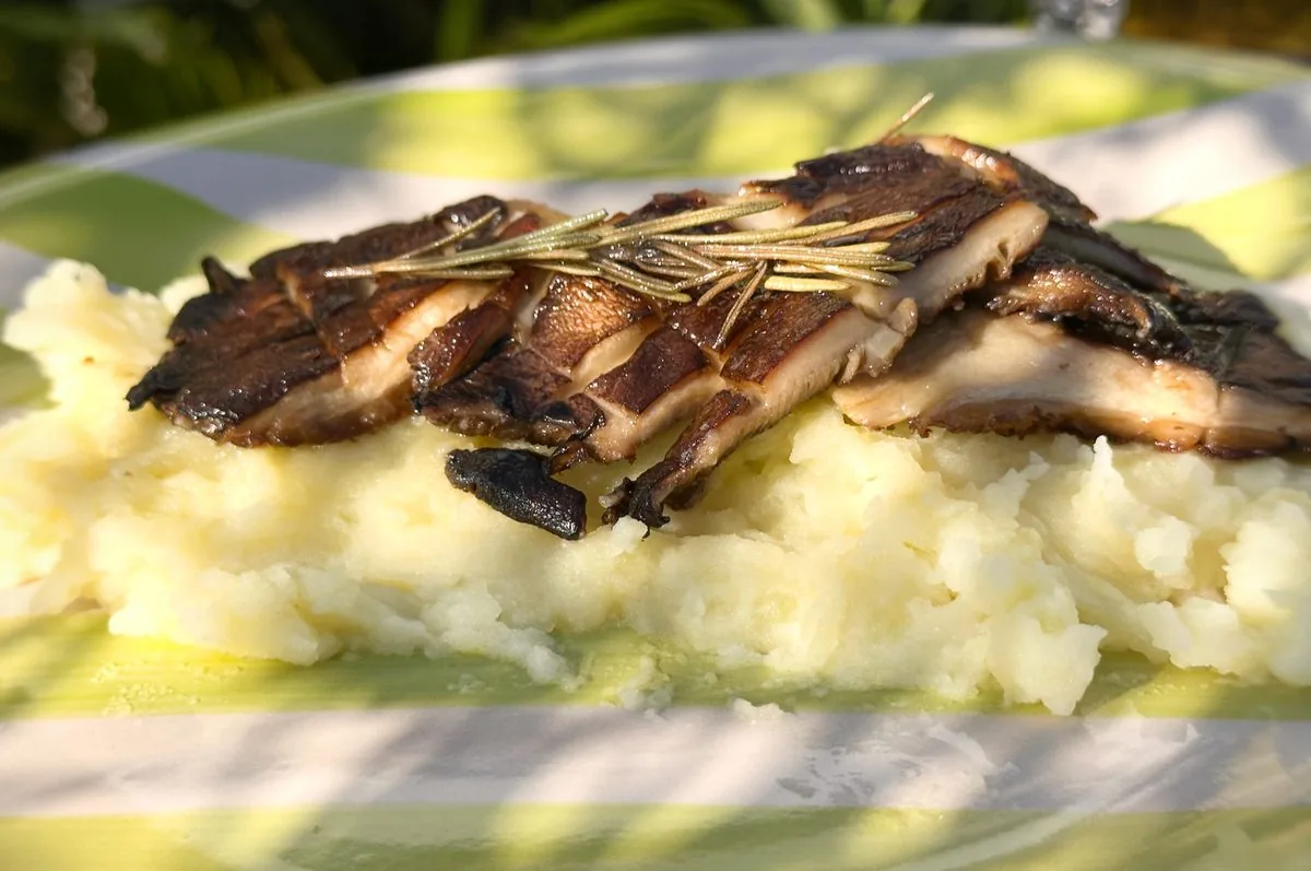 Dark crust on the mushroom steak