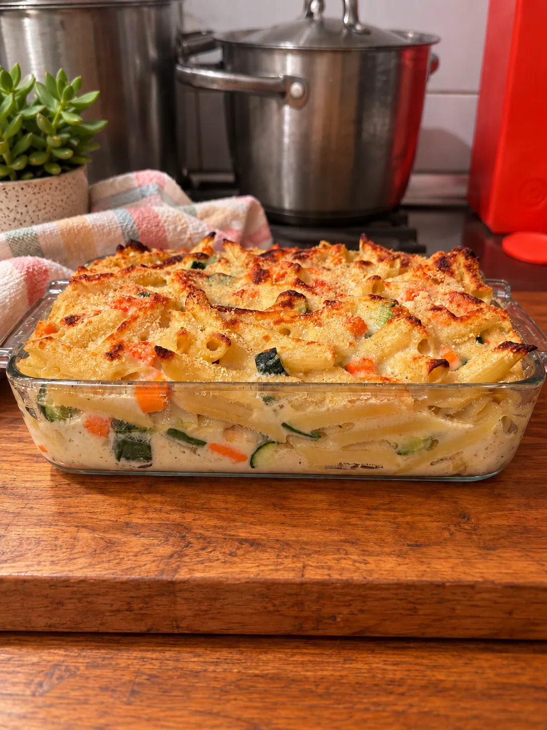 Gratin di pasta, carote e zucchine