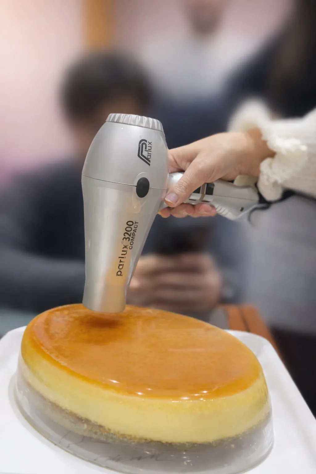 Unmoulding with a hairdryer under the pan